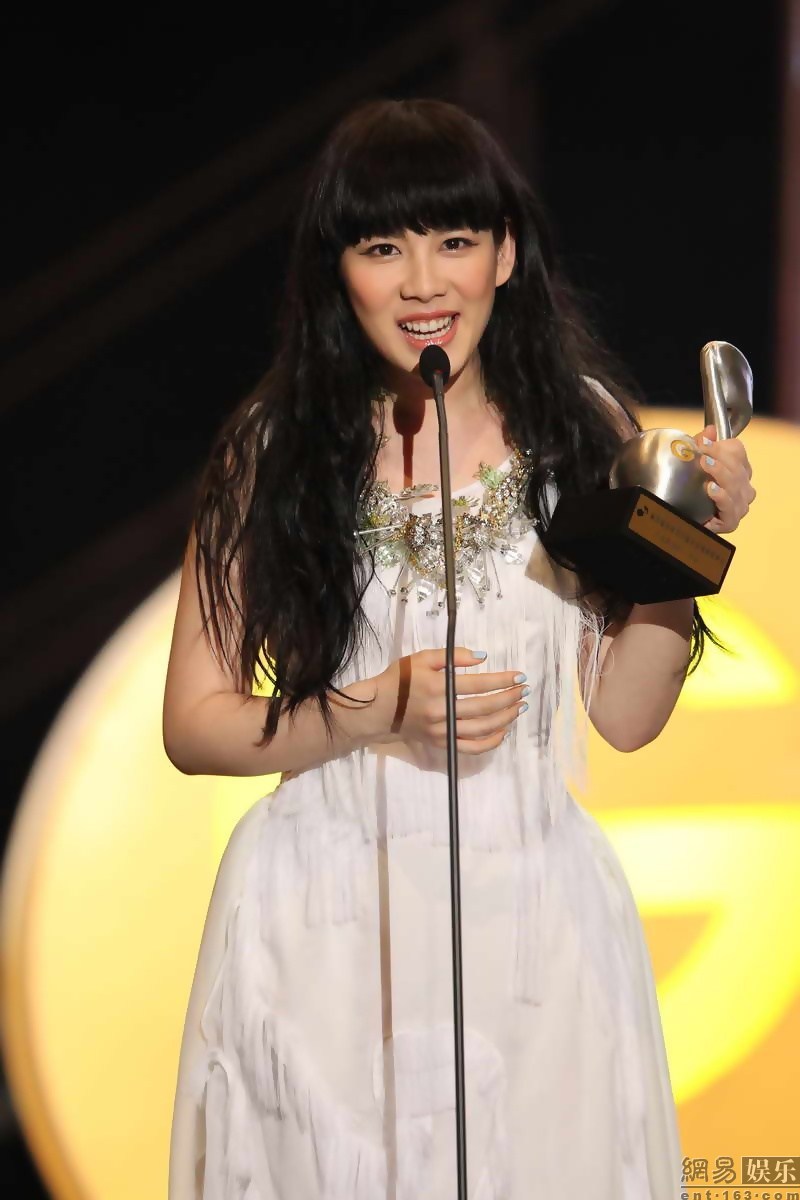  p>《起风》是由苏盈之演唱的一首歌曲,收录于2014年9月2日发行的专辑