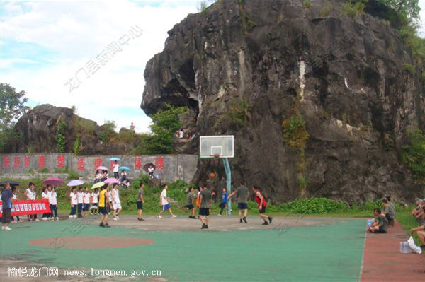  p>揭东区蓝田中学老校区位于新亨镇老镇区内,占地只有16亩.