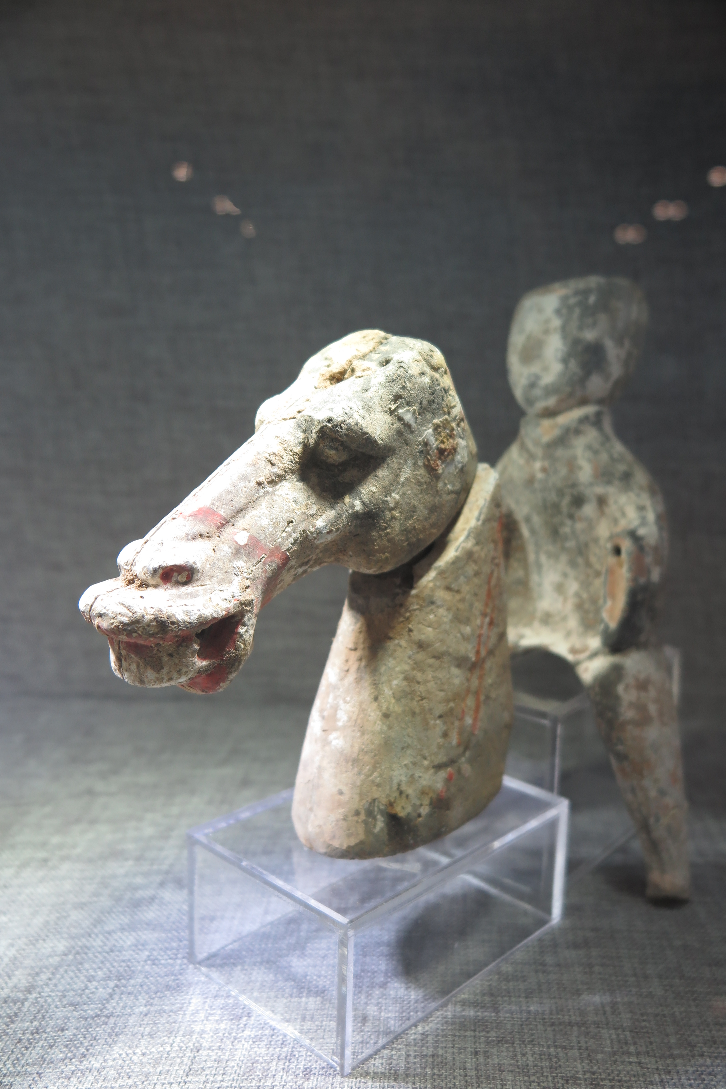  p>彩绘灰陶马头 汉代(公元前202年—220年)洛阳 /p> p>painted grey