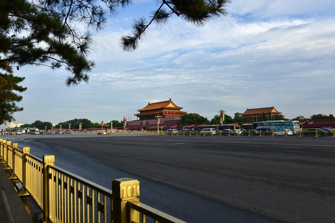  p>长安街是中国北京市境内一条连接东城区与西城区的城市主干路,为