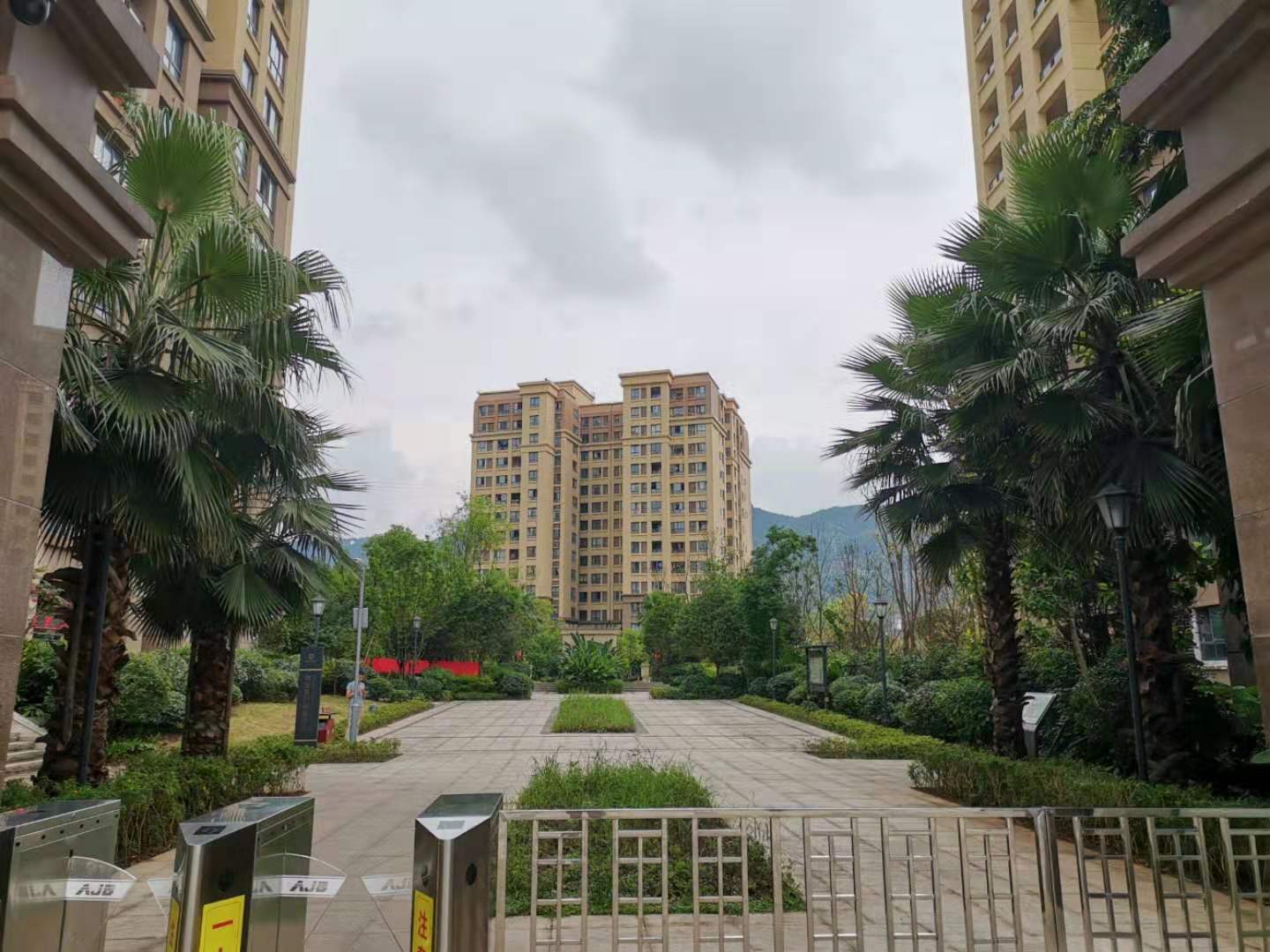  p>渝开发格莱美城位于重庆市沙坪坝西永,由 a target="_blank" href=