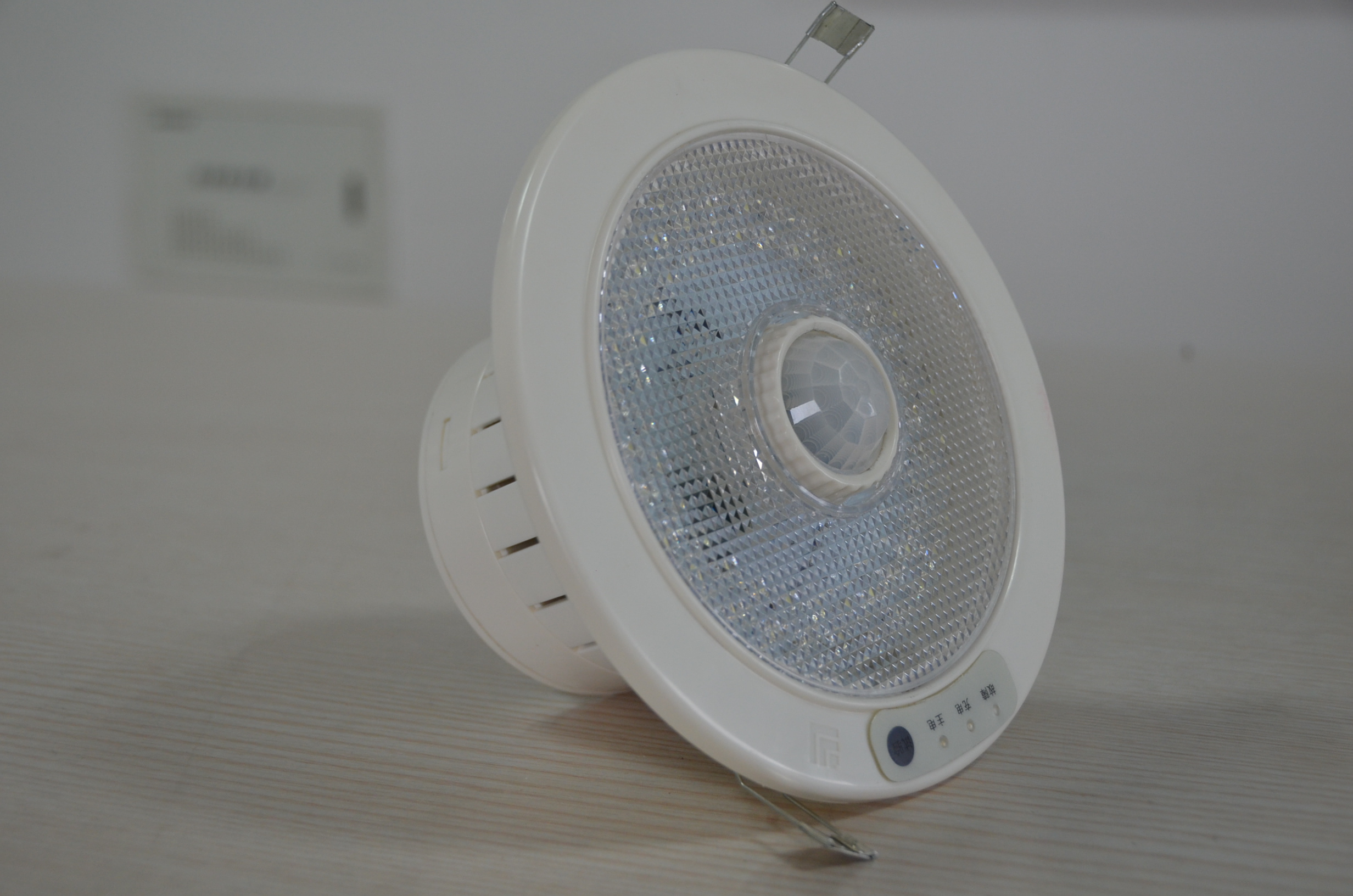  p>led感应灯是一种通过感应模块自动控制光源点亮的一种新型智能照明