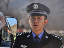 李晨草帽警察