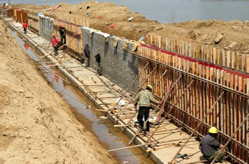  p>钢筋混凝土板桩不仅仅是单独的板桩式构件,而是