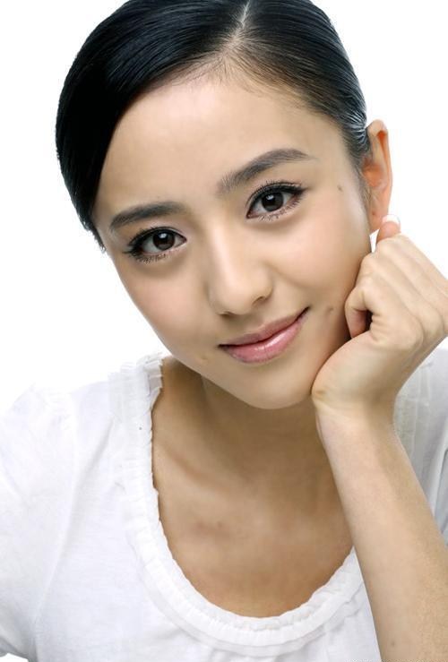  p>佟丽娅,1983年8月8日出生于新疆伊犁察布查尔,中国内地影视女演员