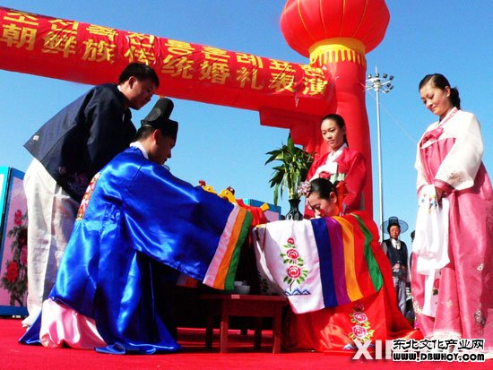  p>中国朝鲜族传统婚礼是中国朝鲜族先民在长期的历史发展中,与汉族及