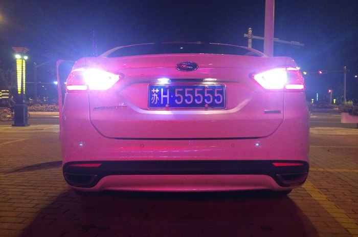  p>流氓倒车灯,指的是使用了一个大功率的led作为光源,装在后牌照附近