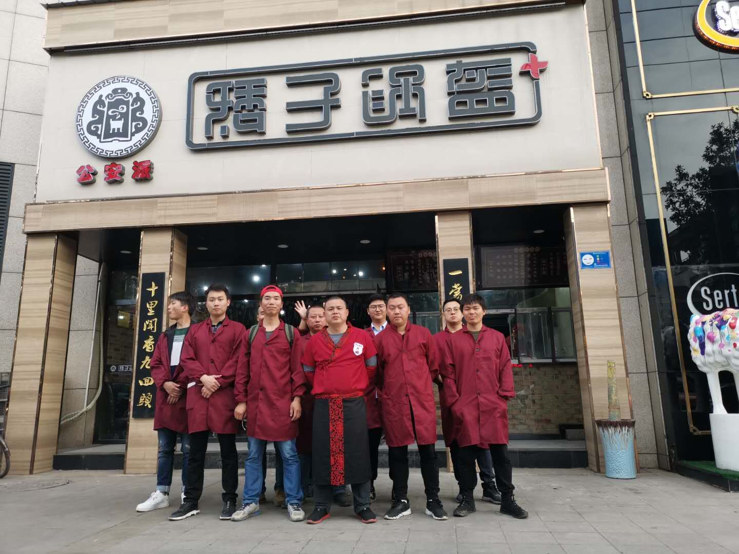  p>矮子锅盔,是一个荆州公安特色锅盔小吃品牌,总部位于荆州公安县,旗