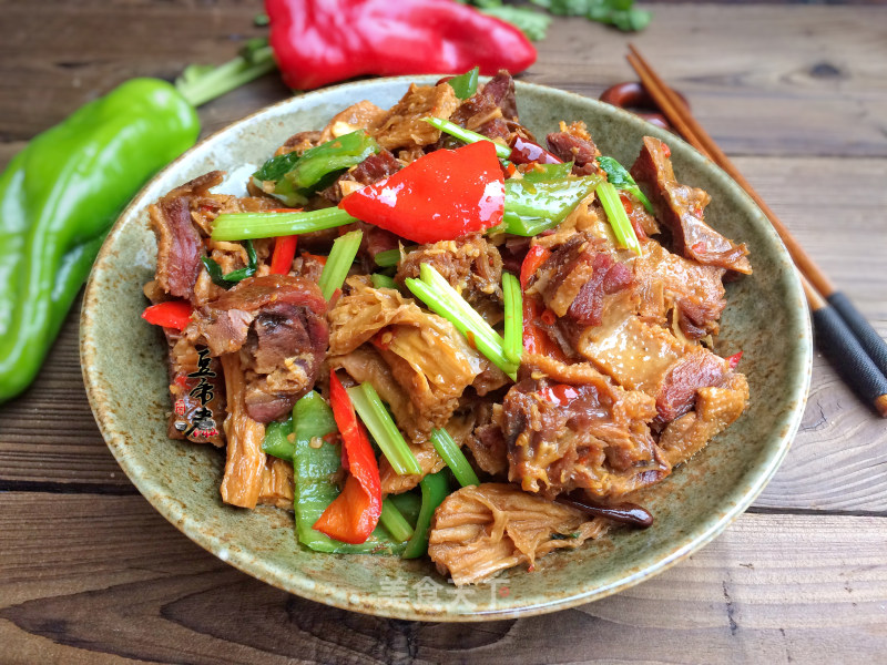 制作材料主要有板鸭,干红辣椒,豆瓣酱,蒜茸等. /p>