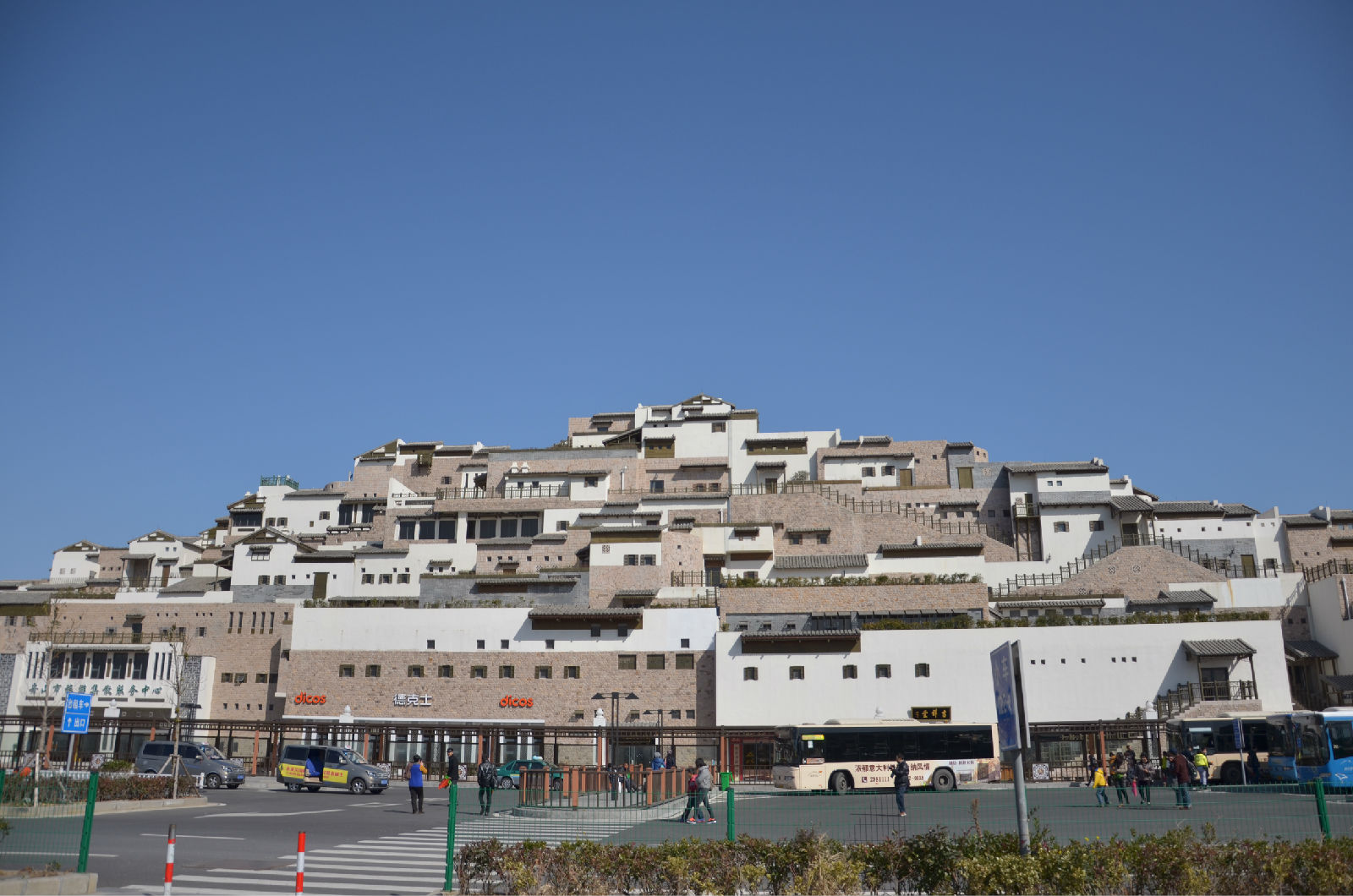  p>朱家尖是国家级风景名胜区,位于浙江省舟山群岛东南部,与相距1.