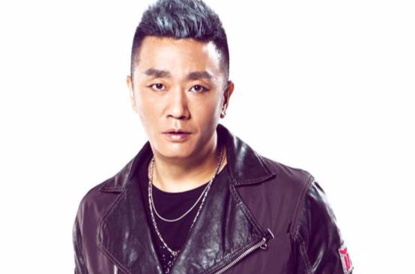  p>著名歌手含笑为电视剧《川西剿匪记》演唱的主题曲《花成泥伴树到