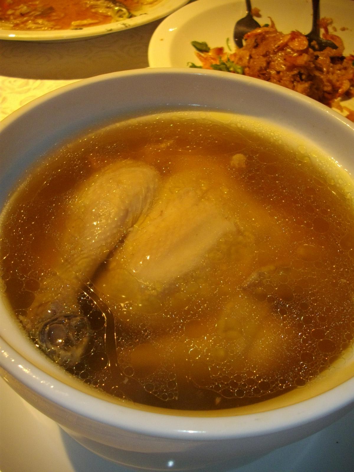  p>炖全鸡是以整鸡清炖,是湖北传统宴席上的一道大菜.