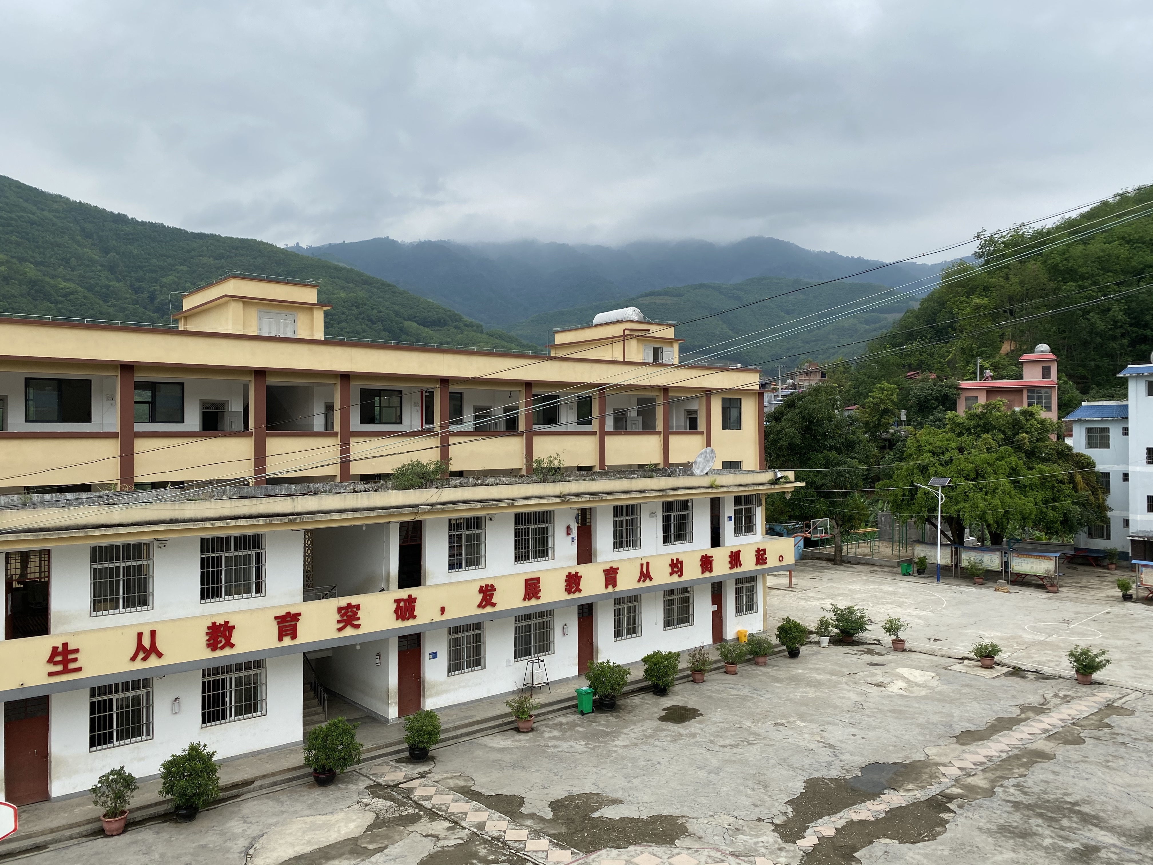  p>勐拉镇荞菜坪小学,隶属于云南省红河州金平县勐拉镇中心小学,原名"