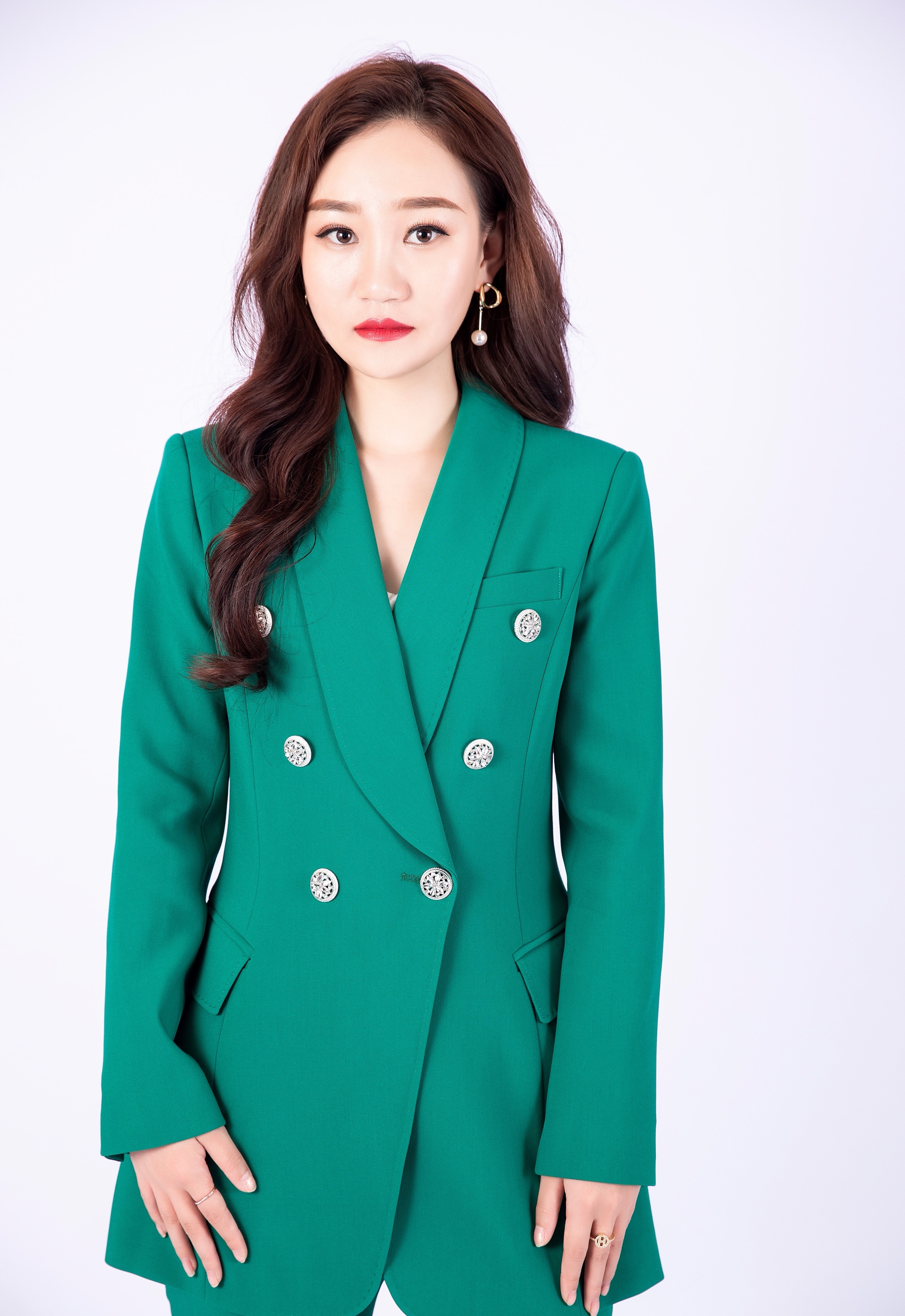  p>闫嘉欣,山东威海人,主持人,新闻记者,cctv顶天立地中国娃少儿春晚