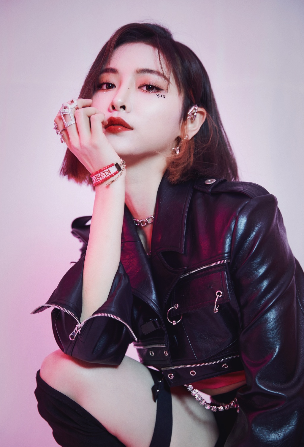 (kiki),1995年8月27日出生于浙江省台州临海市,中国内地流行乐女歌手