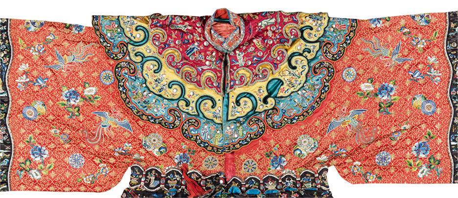 红色缎绣人物花卉纹宫衣