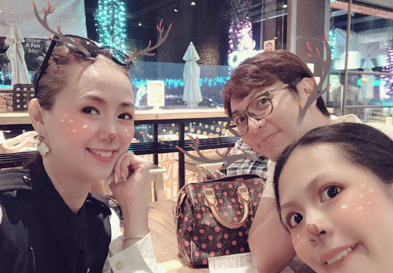 翁虹晒全家福庆结婚13周年，冻龄女神与高颜值女儿同框似姐妹_百科TA说