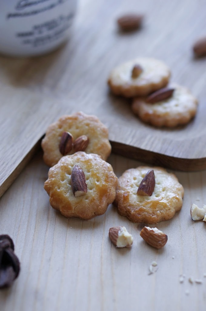  p>杏仁香酥饼,是一道特色美食,由碎 a href="#" data-lemmaid="29152