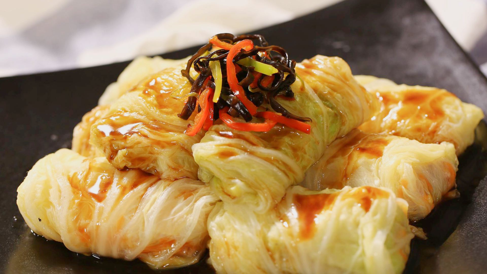  p>麻辣白菜卷是以圆白菜为主料的食品 /p>