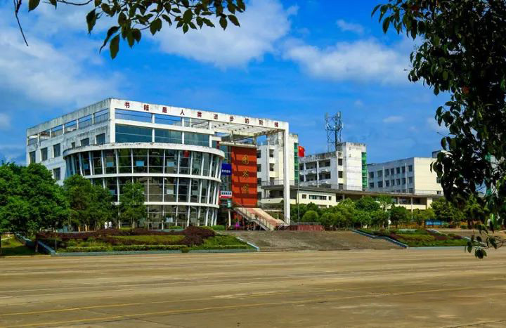 irl">江西省龙南中学,创办于1939年秋,位于江西省赣州市 /span> span