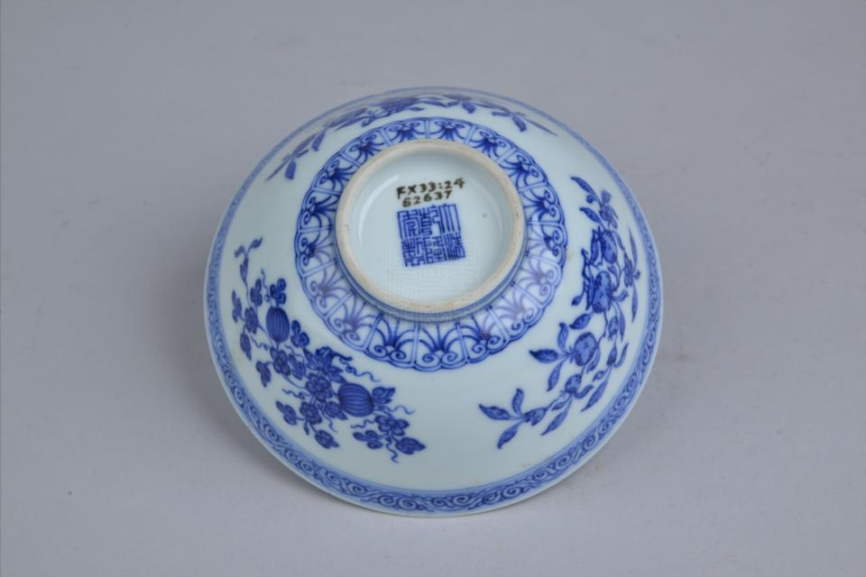 id="gn0i6b78kt">清乾隆款青花三果碗是重庆中国三峡博物馆收藏的瓷器