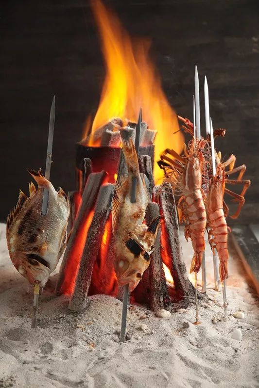 炉端焼き  罗马音:robatayaki),是日本的一种烧烤料理形式