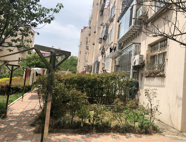 华严一路位于青岛市市南湛山,由无开发商建成,共计房屋702户,小区