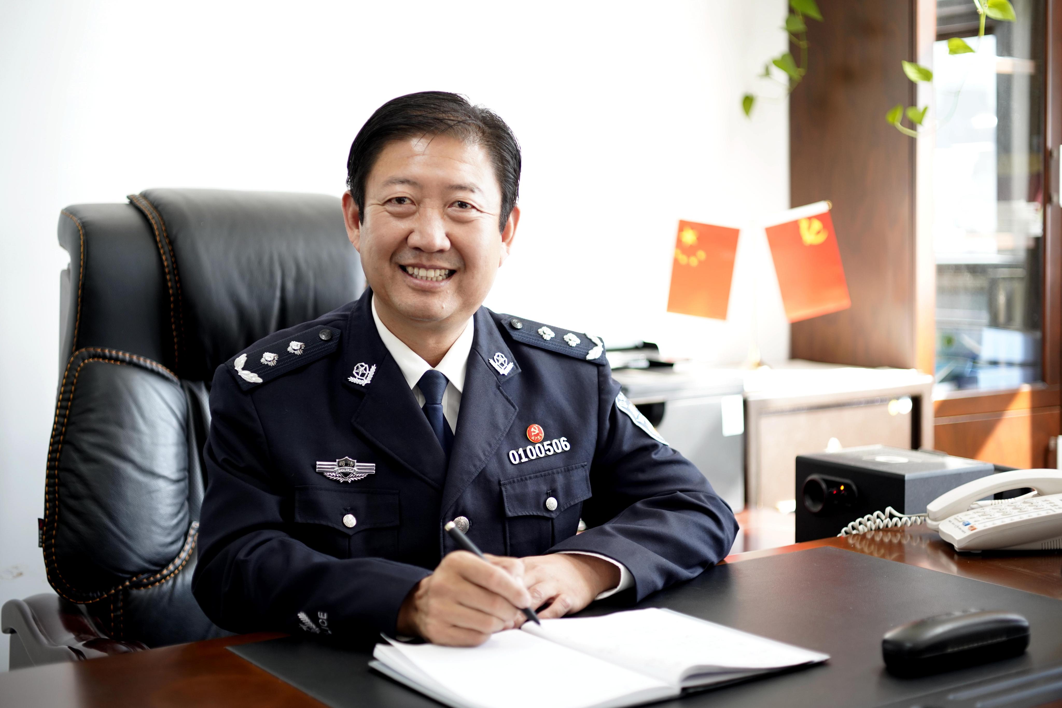 男,汉族,1966年6月生,中共党员,研究生,二级警监,现任中央司法警官
