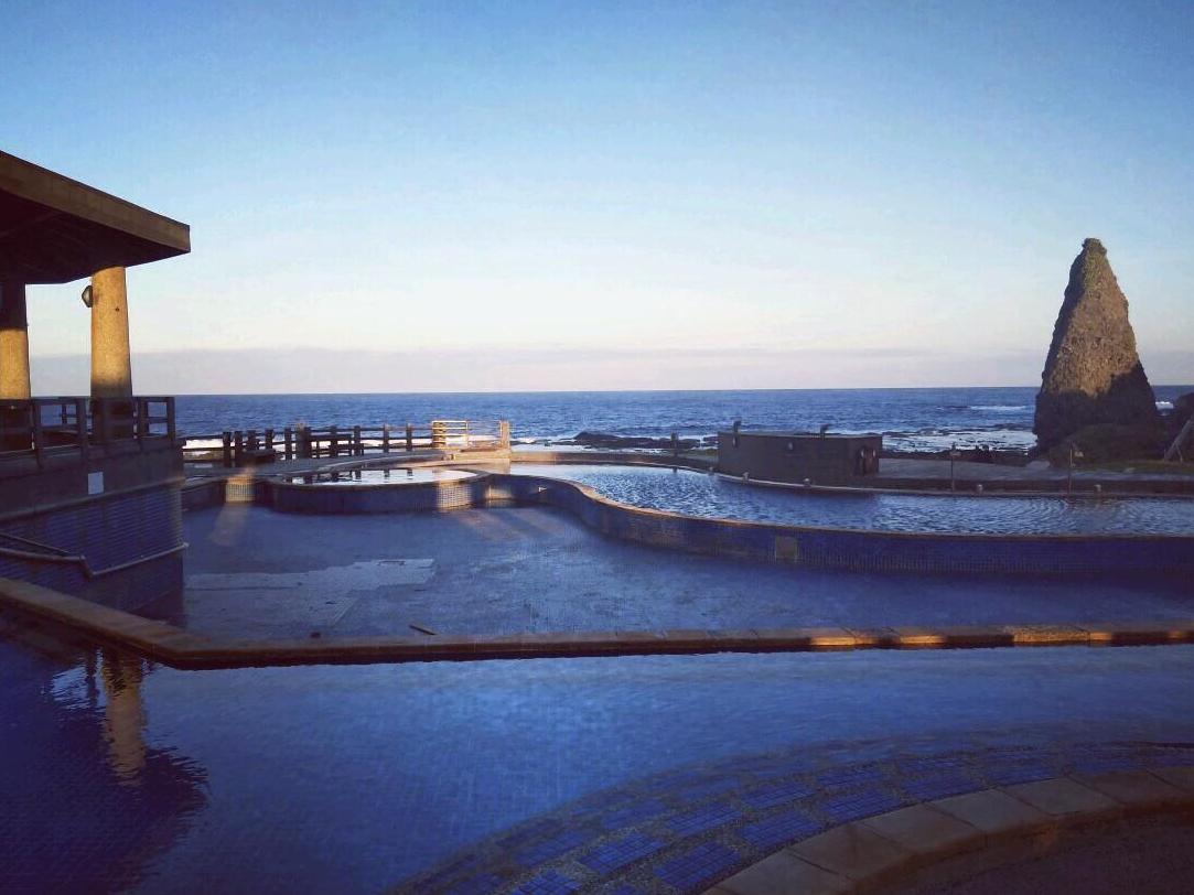  p>台湾朝日温泉位于绿岛东南海岸嶙峋礁岩间,为世界少有的咸水温泉之