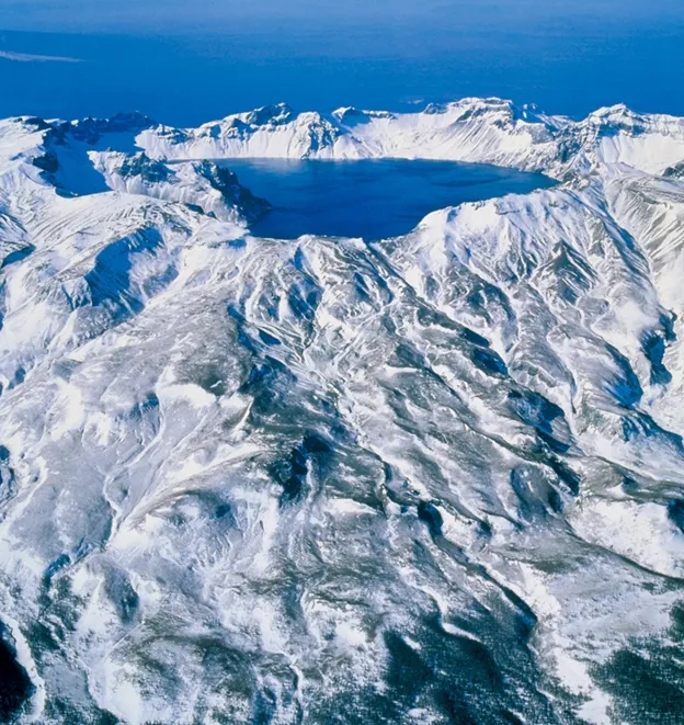 环境资源和气候状况;天池火山是长白山山脉的主峰,是我国东北第一高峰