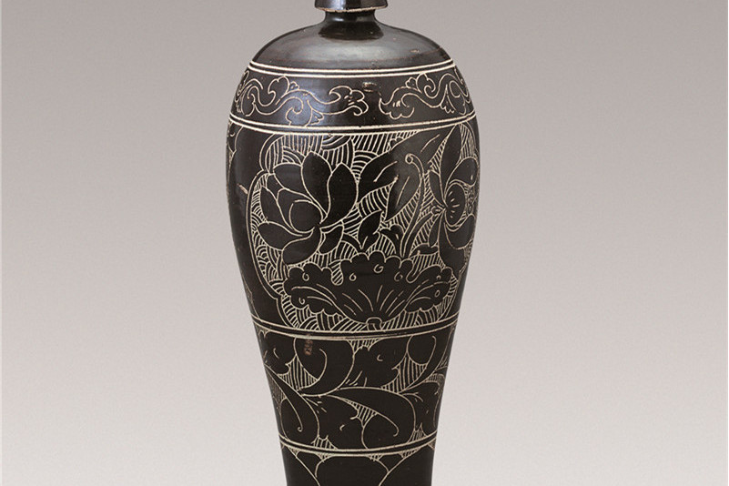 西夏黑釉划花荷莲纹梅瓶