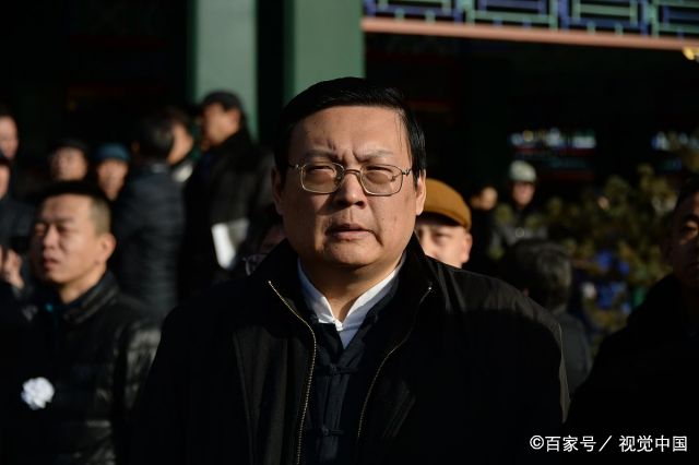 梁宏达现身常贵田告别仪式，能说书能主持的老梁到底算哪个圈？_百科TA说