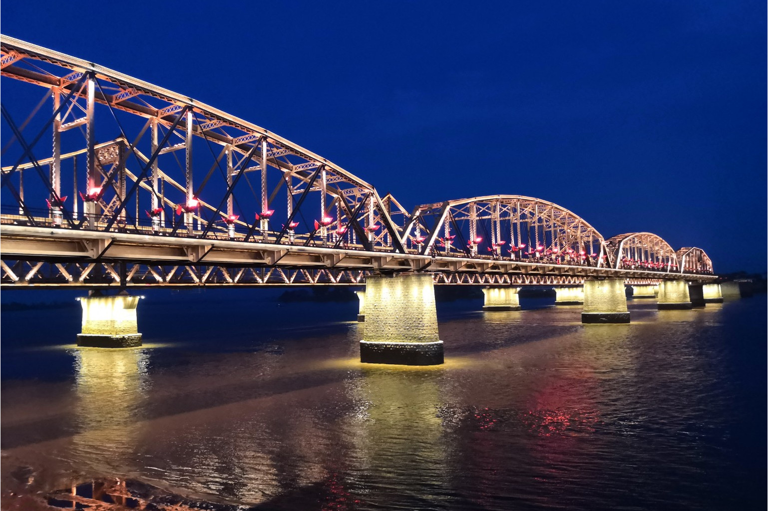  p>鸭绿江( a target="_blank" href="/item/满语/1240150" data