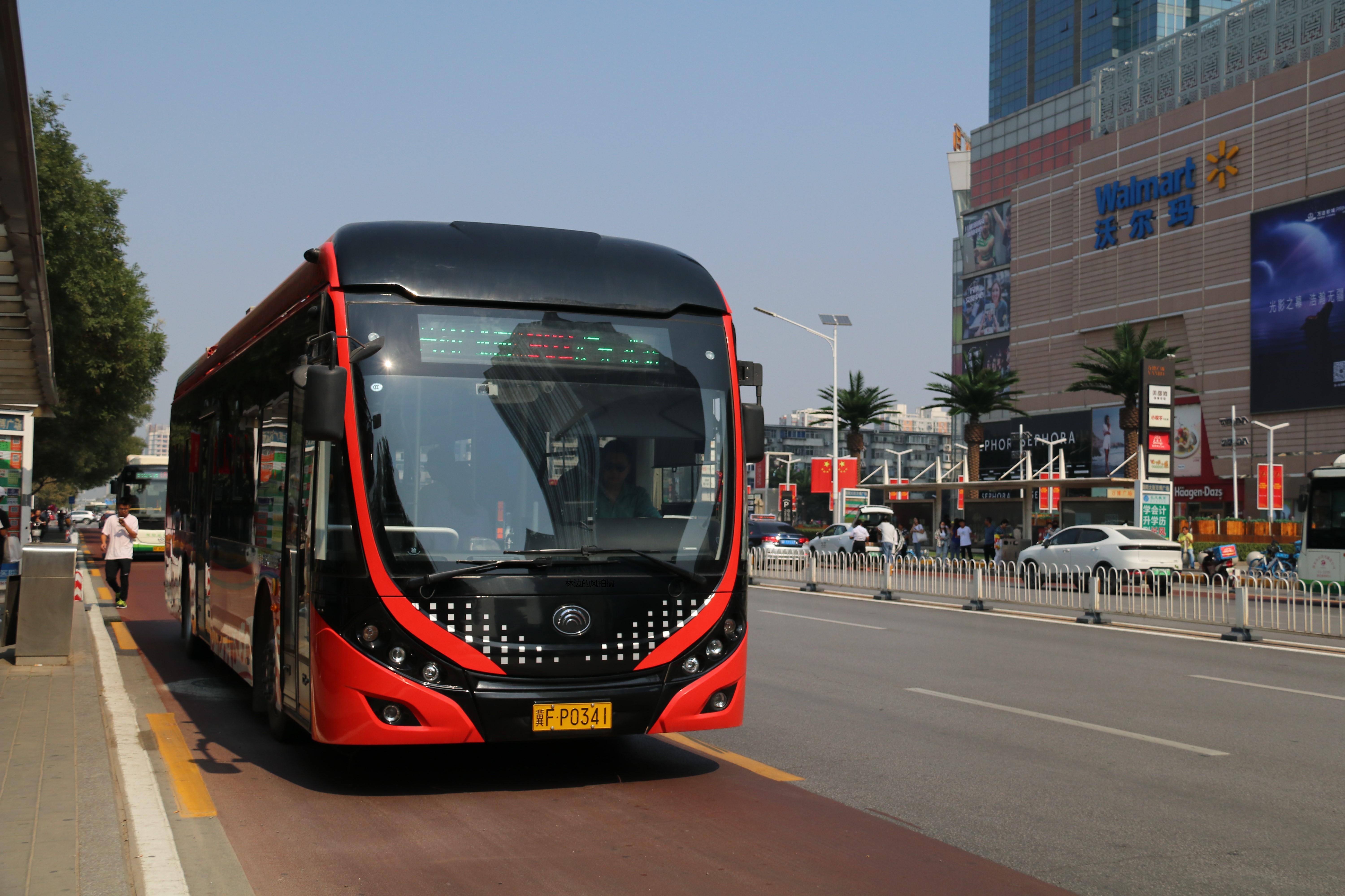  p>无轨电车(trolleybus)是一种通常由架空接触网供电,电动机驱动,不