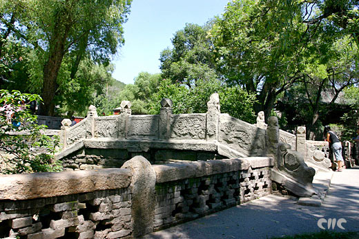  p>会仙桥位于山西水镜台西,面积大约200平方米,是古晋祠的露天剧场.