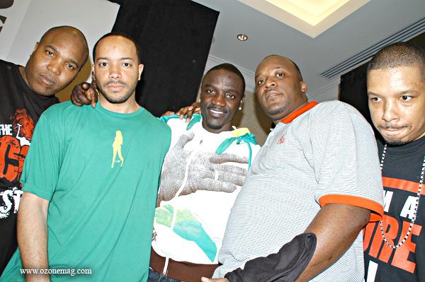  p>阿肯(akon),出生自非洲 a target="_blank" href="/item/塞内加尔"