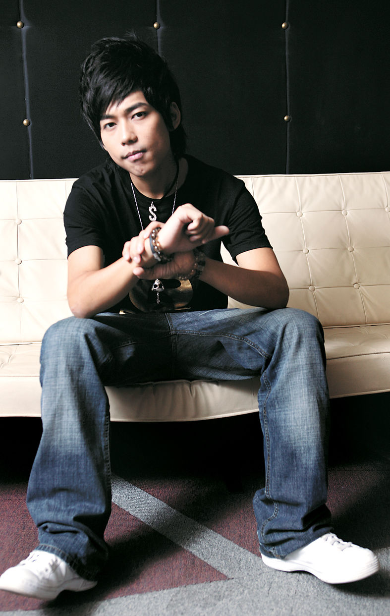 su /i>),1984年3月5日出生于陕西西安,中国内地嘻哈蓝调创作型男歌手