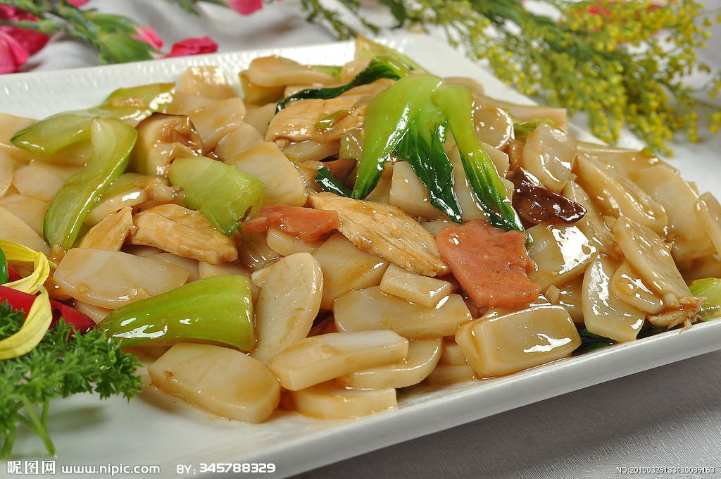  p>青菜炒年糕是一道制作简单的中式美味佳肴. /p>