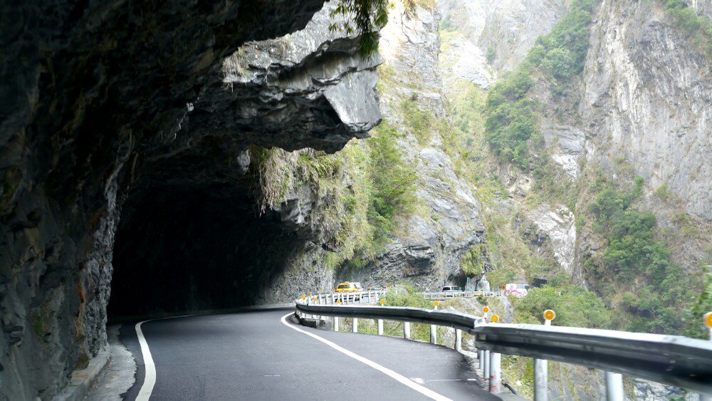  p>中横公路,全名东西横贯公路或中部横贯公路,简称中横,是台湾第一条