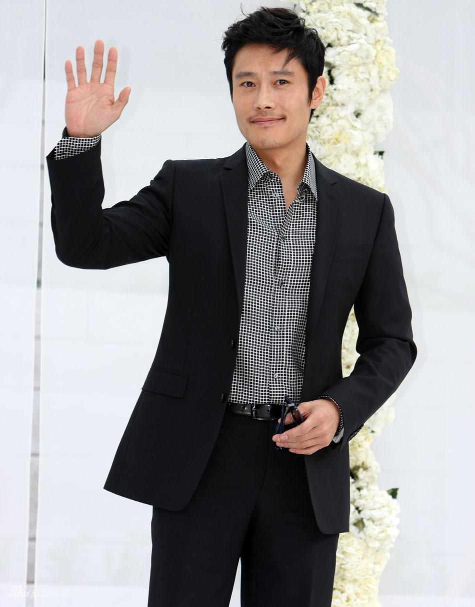  p>李秉宪(lee byung hun),1970年7月12日出生于韩国汉城,毕业于 a