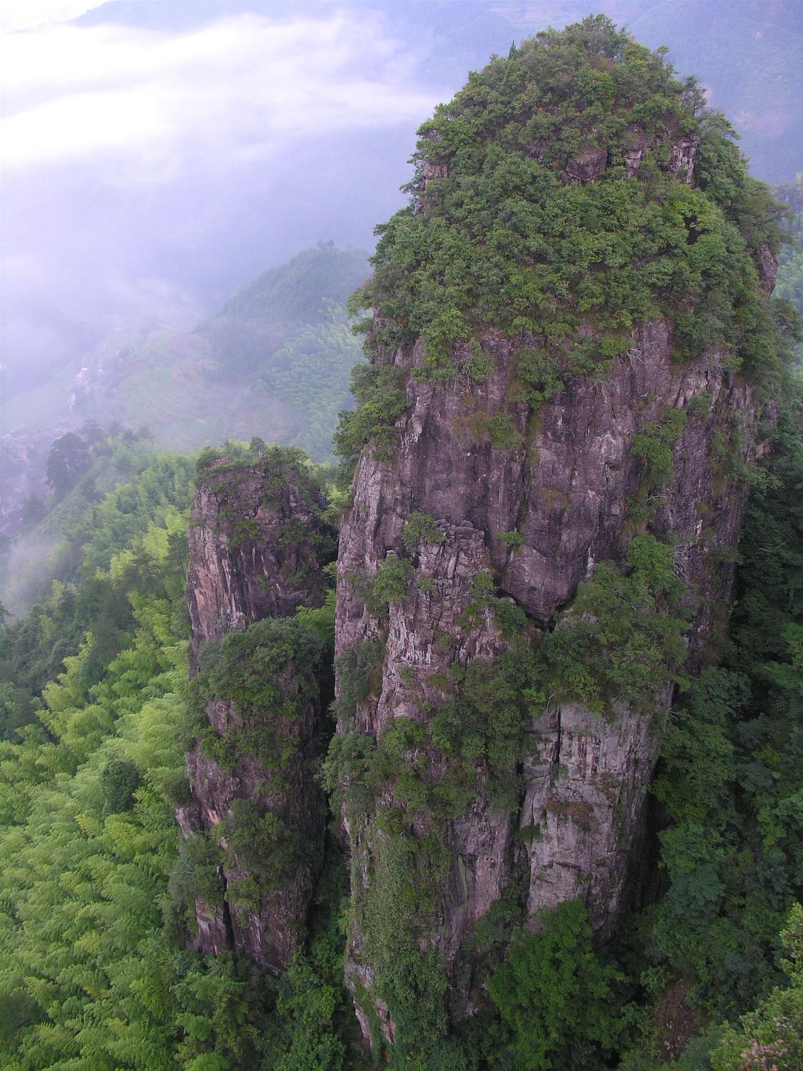 ">天柱峰位于湖北省 a target="_blank" href="/item/武当山/84549"