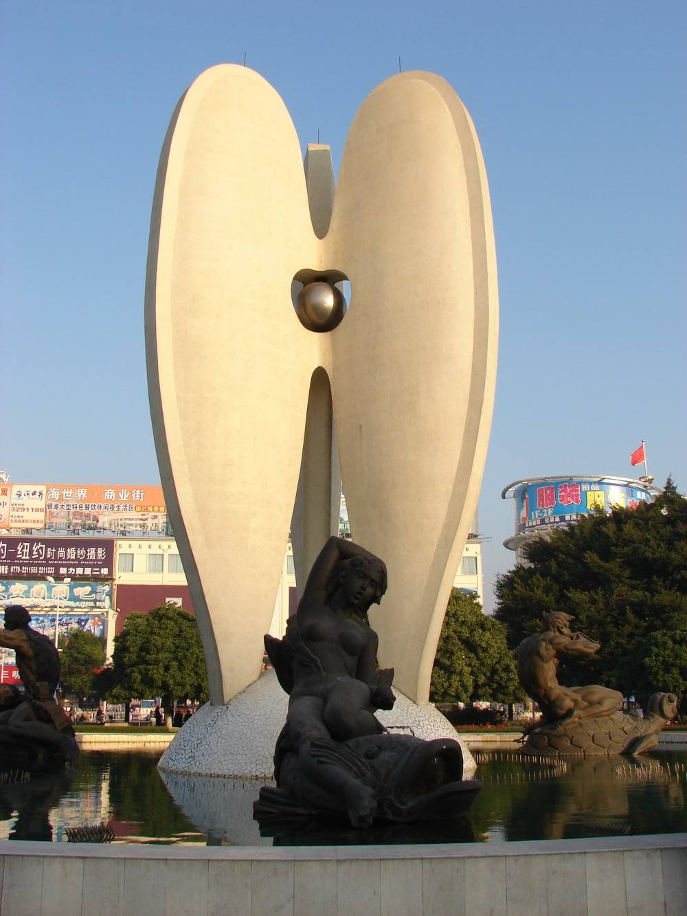 p>南珠魂北海城市标志,位于终年花团锦簇,芳草如茵的 a target="