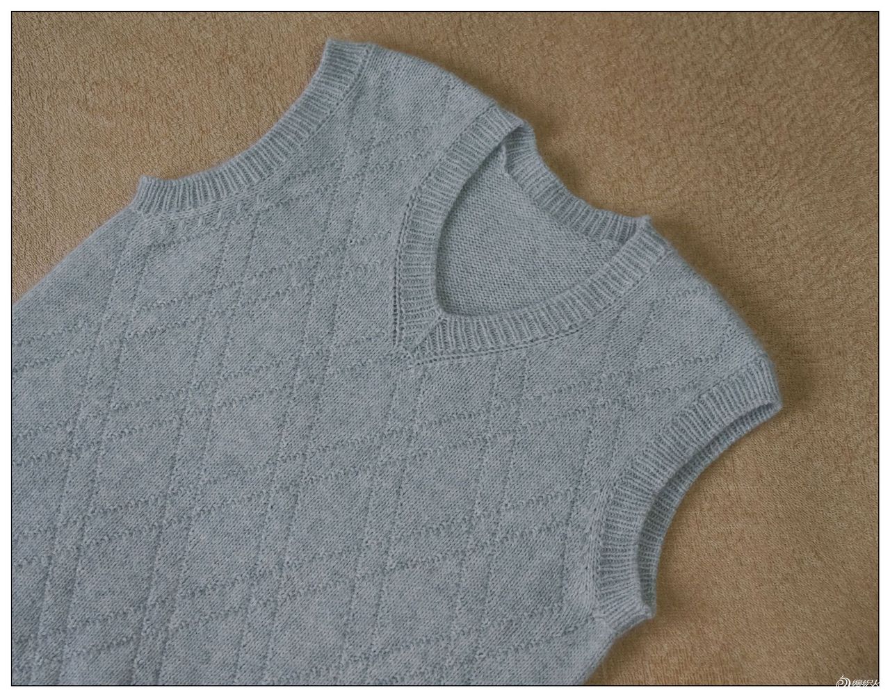  p data-id="gnvg5sm77i">也叫桃形领,领圈呈鸡心形状,即下部尖,上部