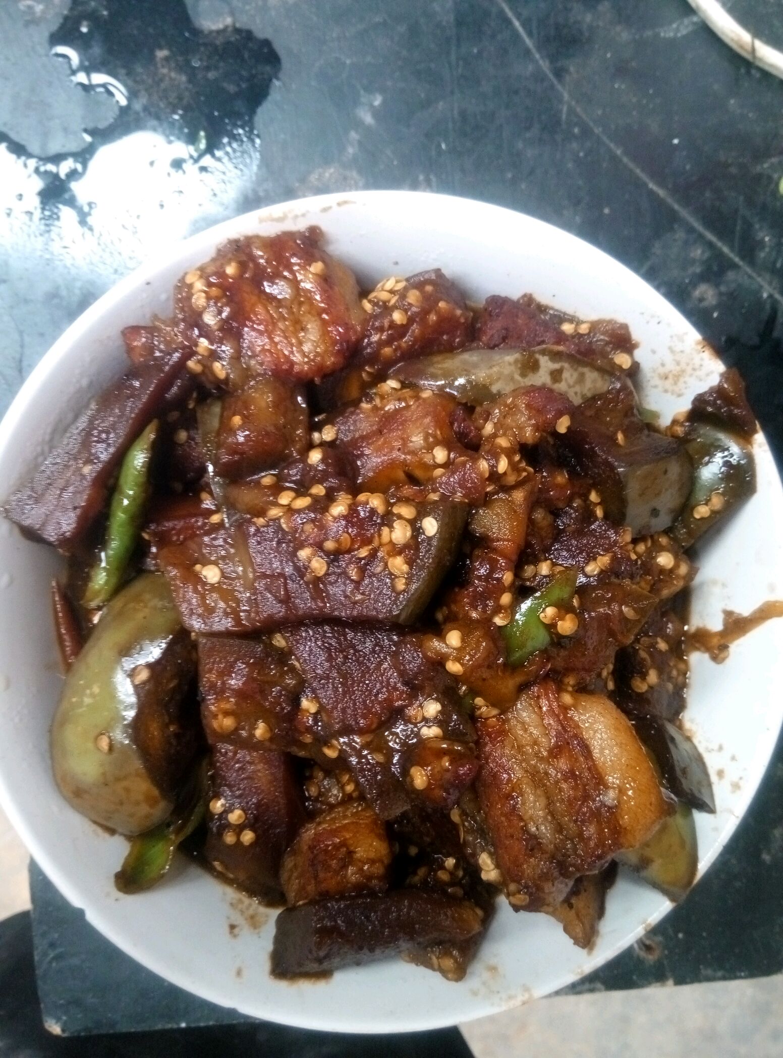 p data-id="gnaw7adj1i">红烧肉炖茄子是一道简单的家常菜,主料是