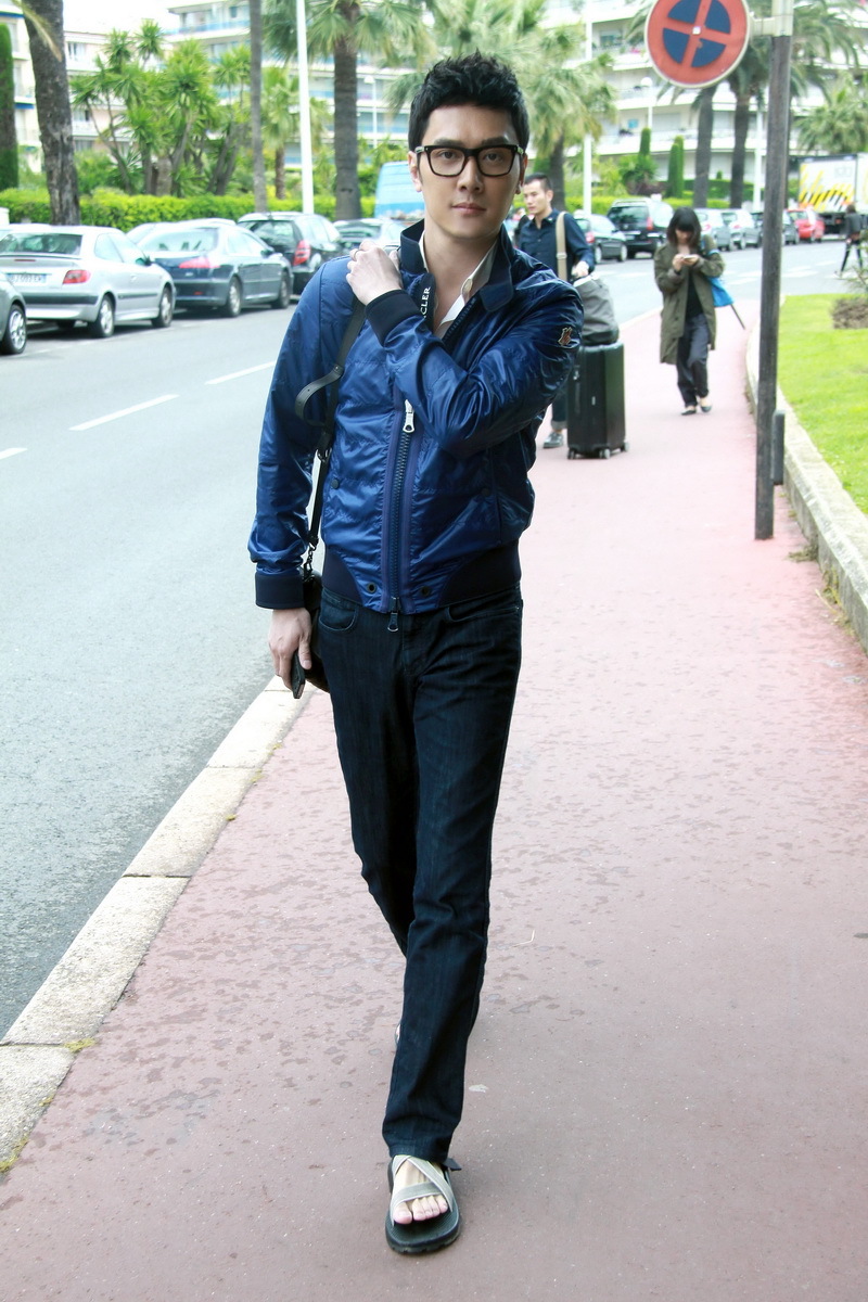  p>冯绍峰,原名冯威,1978年10月7日出生于上海市,中国内地男演员,毕业