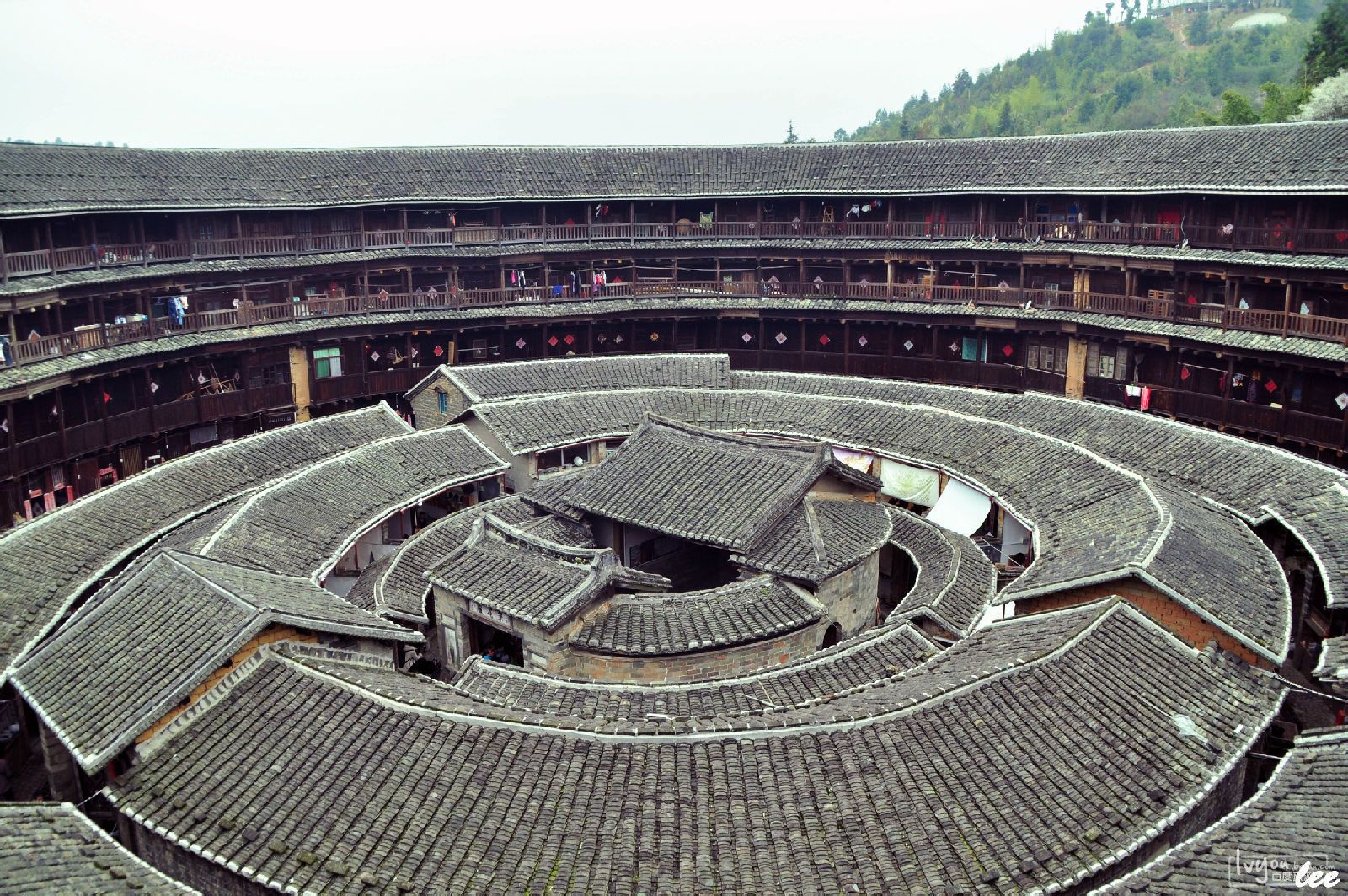  p>永定土楼,又称筒子楼.