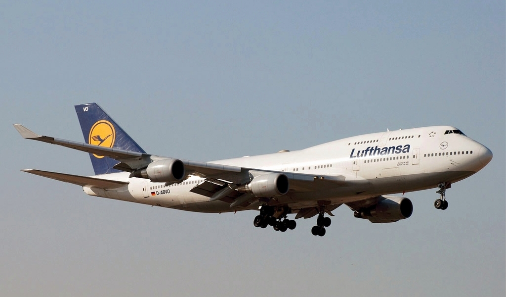 下推出的大型商用宽体客/货运输机(wide-body commercial airliner