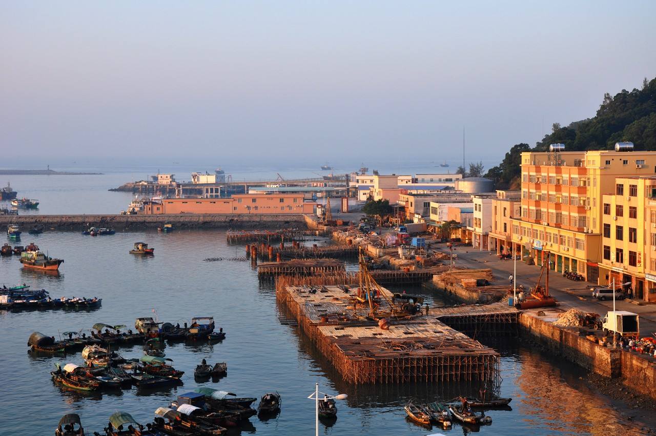 阳江 a target="_blank" href="/item/东平渔港">东平渔港 /a>西侧