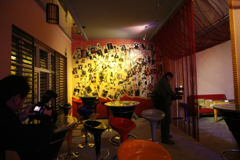 酒吧旨在方便同性恋者聚会,增进彼此之间的感情.