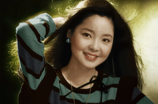  p>《她的眼睛像月亮》是邓丽君演唱的一首歌曲,由李秉彝作词,柯文欣